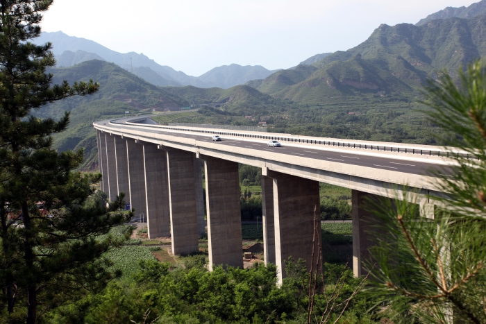 雄伟壮观的柳河大桥，跨越公路、铁路，桥梁墩柱高72米