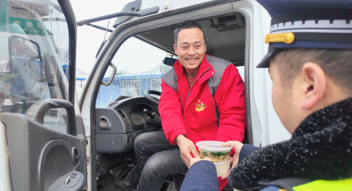 【1】《 大雪送餐系司乘  情暖旅途展风采》.jpg