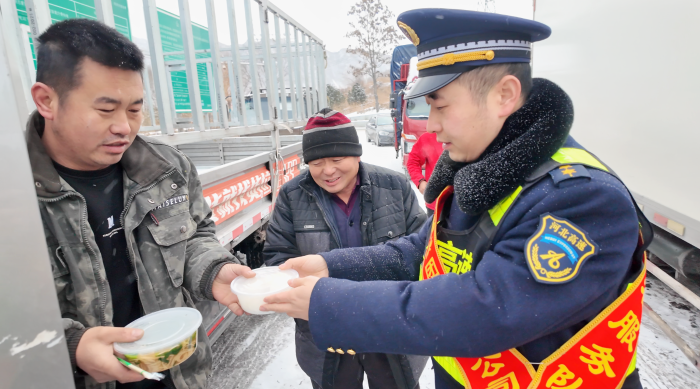 【2】《 大雪送餐系司乘  情暖旅途展风采》.jpg