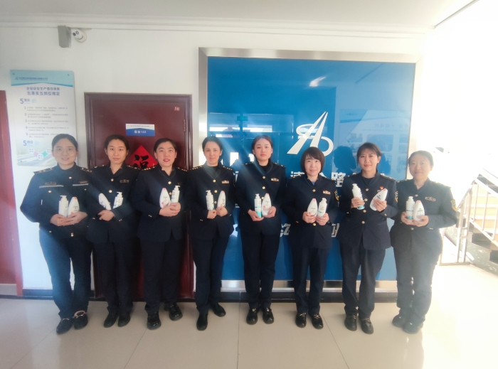 六沟收费站女职工踢毽球赛后合影