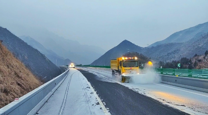养护分公司张家口分中心：立夏后首场降雪 雷霆出击保畅通