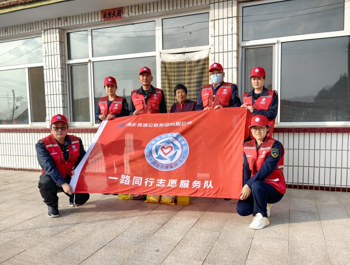 10-29承德分公司丰宁隧道管理站党支部开展“重阳节敬老行”主题党日活动 (3)