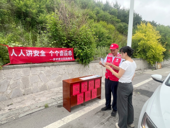 设立咨询台现场讲解 (2)