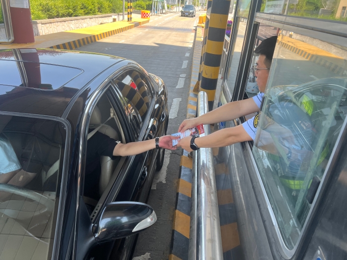 为过往司乘发放宣传单 (2)